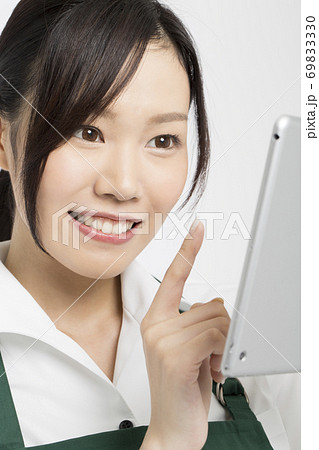 注文を聞く女性店員 注文を聞く女性店員 69833330