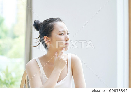 美容　肌を気にする女性 69833345