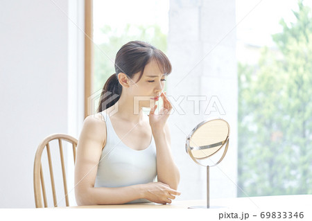美容　鏡を見て悩む女性 69833346