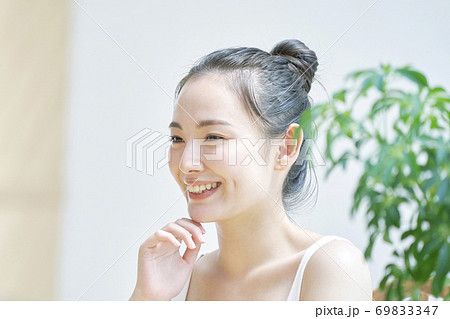 笑顔の女性 69833347