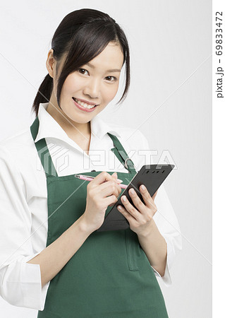 注文を聞く女性店員 69833472