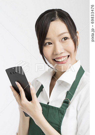 注文を聞く女性店員 注文を聞く女性店員 69833476