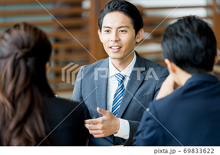 ビジネスマン、ミーティング 69833622