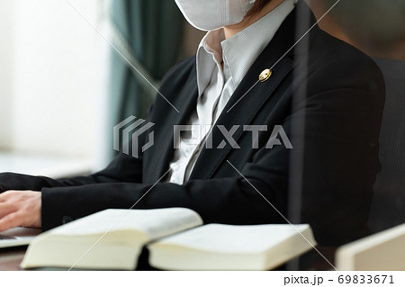 相談を受ける女性弁護士 69833671