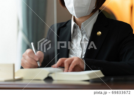 相談を受ける女性弁護士 69833672
