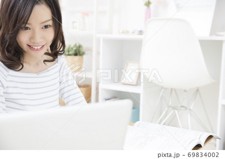 勉強をする女性 勉強をする女性 69834002