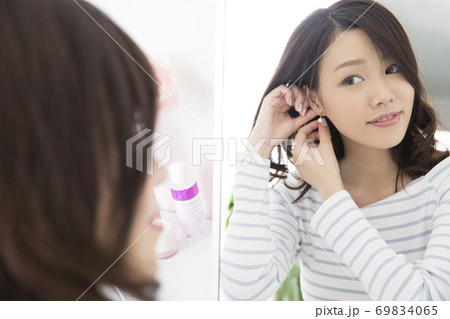イヤリングをつける女性 イヤリングをつける女性 69834065