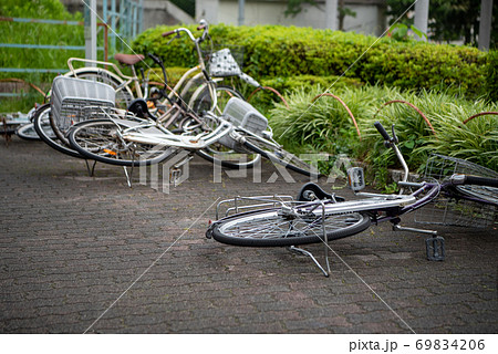 強風で倒れた自転車の写真素材 6946