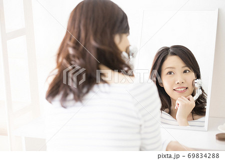 マッサージローラーをする若い女性 マッサージローラーをする若い女性 69834288