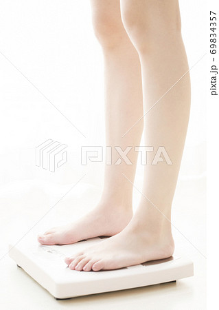 体重計に乗る女性の足元 体重計に乗る女性の足元 69834357