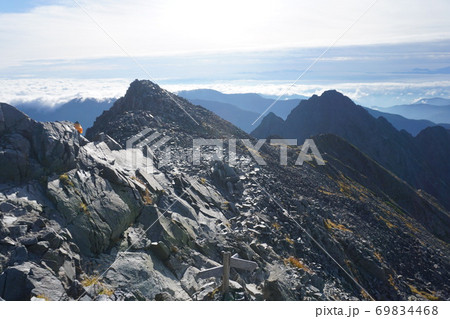 奥穂高岳山頂より前穂高岳を望む 69834468