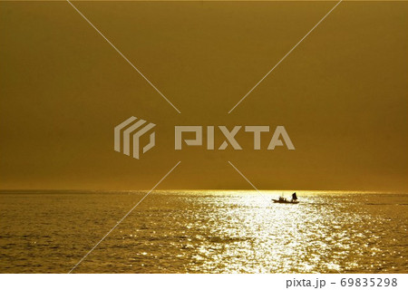 鵜の岬～朝陽の光の道に浮かぶ船影～幻想的なワンシーン 69835298