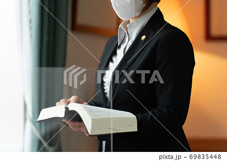 相談を受ける女性弁護士 69835448