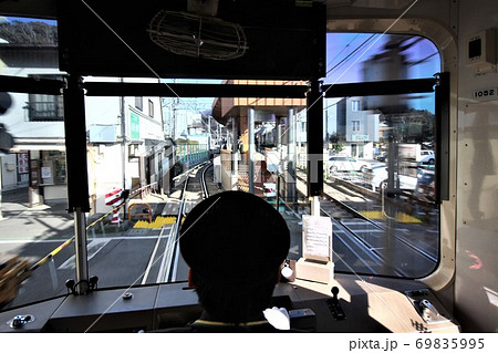 江ノ電、稲村ヶ崎駅接近 69835995
