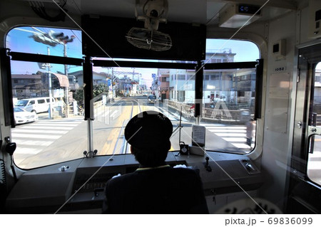 江ノ電、腰越駅通過 69836099