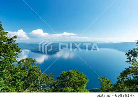【青森県十和田湖】御鼻部山から眺める十和田湖 69836147