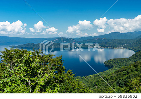 【青森県十和田湖】夏の十和田湖:紫明亭展望台から望む十和田湖はハート型 【青森県十和田湖】夏の十和田湖:紫明亭展望台から望む十和田湖はハート型 69836902