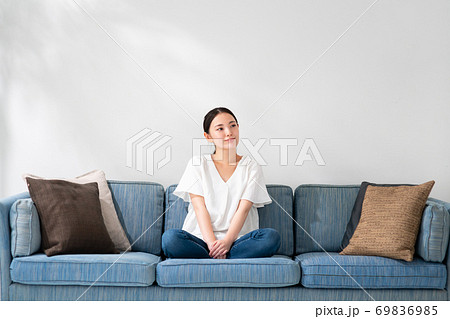 女性　ソファ 69836985