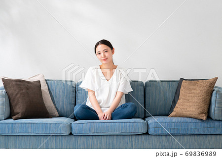 女性　ソファ 69836989