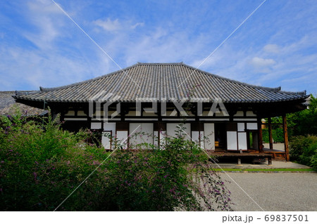古都奈良の文化財  秋を迎えた元興寺 69837501