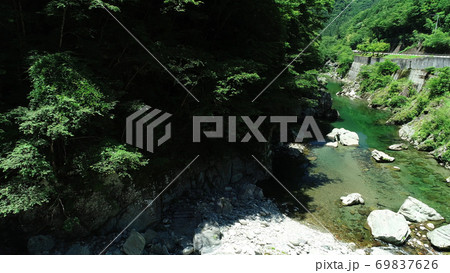 面河川深青の新緑(4K空撮切出し)、面河ブルーを求めて 69837626