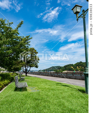 【広島県】尾道駅前の遊歩道とベンチのある芝生の広場 【広島県】尾道駅前の遊歩道とベンチのある芝生の広場 69838033