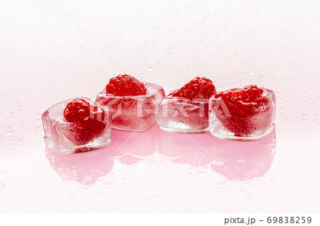 Close up of ice cubes with berries 69838259