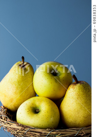 洋梨バートレットとリンゴ王林 洋梨バートレットとリンゴ王林 69838353