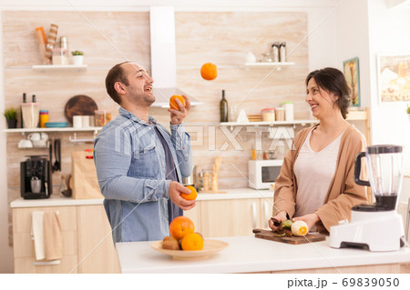 Man doing tricks with oranges 69839050