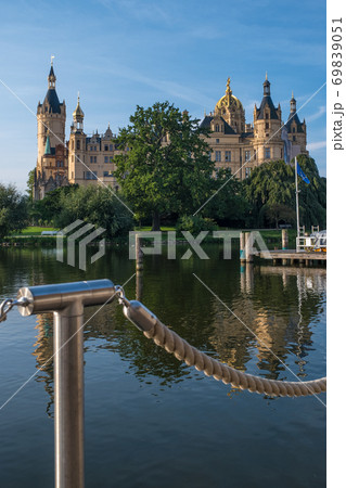 Beautiful fairytale castle in Schwerin, view from the pier Beautiful fairytale castle in Schwerin, view from the pier 69839051