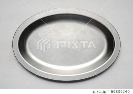 アルマイトの皿　背景素材 69839240