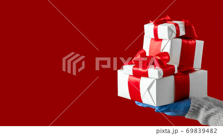 christmas pandemic delivery gifts covid-19 69839482