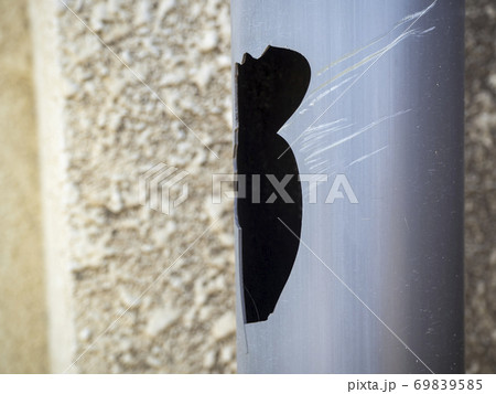 壊れた塩ビパイプの縦樋（雨樋） 69839585