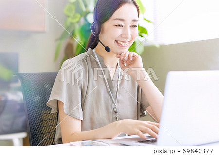 オフィスでweb会議をする女性 オフィスでweb会議をする女性 69840377
