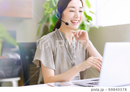 オフィスでweb会議をする女性 69840378