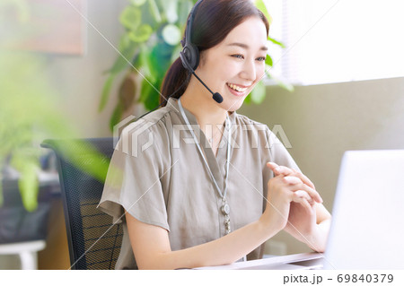 オフィスでweb会議をする女性 69840379