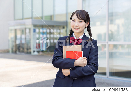 建物の前の女子高生 建物の前の女子高生 69841588
