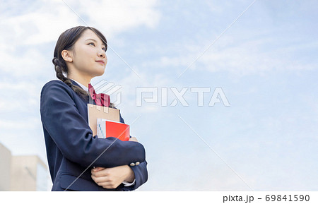 空を見上げる女子高生 69841590