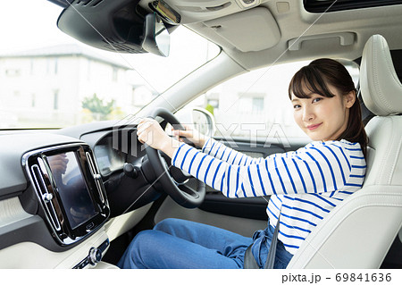 自動車を運転する若い女性の写真素材