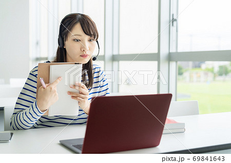 ビデオ通話する女性　オンライン授業 69841643