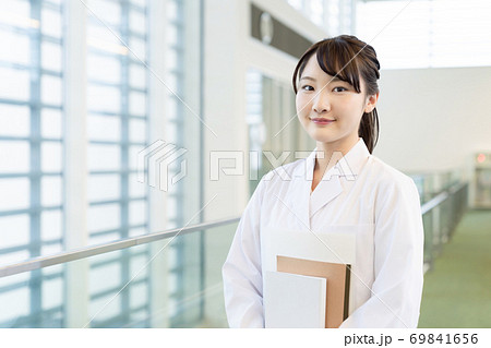 白衣の女子学生 理系学生 医学生の写真素材
