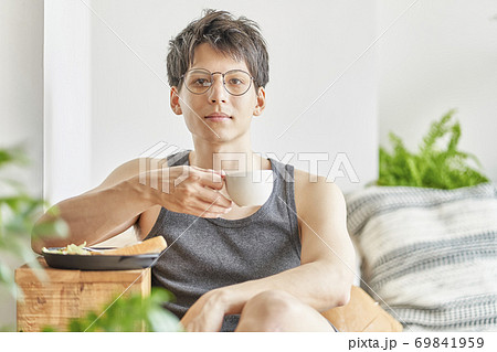 男性　朝食　ライフスタイル 69841959