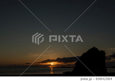 出雲・夕焼けの稲佐の浜と弁天島 69842064