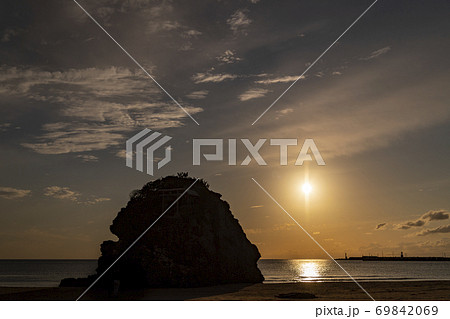 出雲・夕焼けの稲佐の浜と弁天島 出雲・夕焼けの稲佐の浜と弁天島 69842069