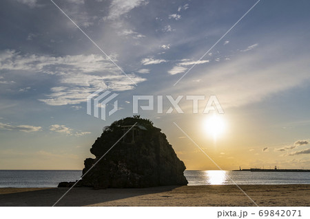 出雲・夕焼けの稲佐の浜と弁天島 出雲・夕焼けの稲佐の浜と弁天島 69842071