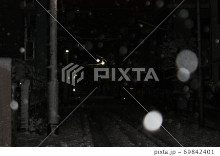 雪が降っている道路 雪が降っている道路 69842401