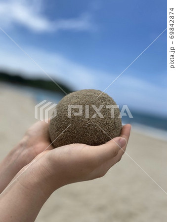 海で作った泥だんご 海で作った泥だんご 69842874