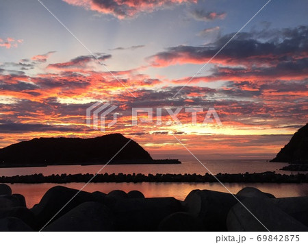 海で撮った夕焼け 海で撮った夕焼け 69842875