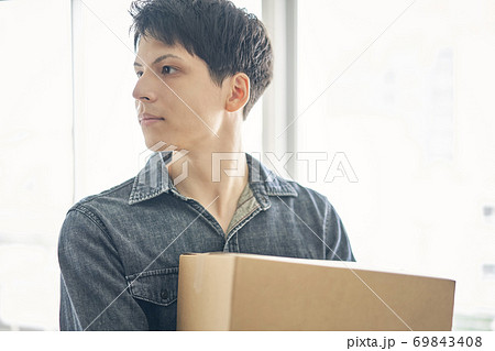 引っ越し　男性 69843408