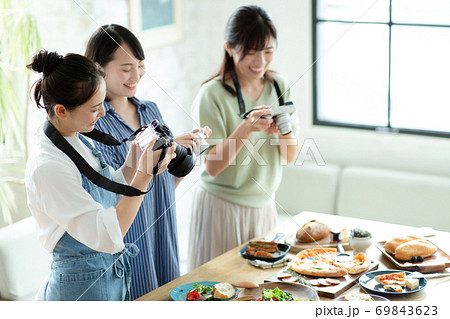 料理の写真を撮る女性 69843623